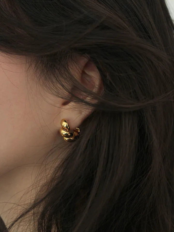 Twisted Croissant Minimal Hoops