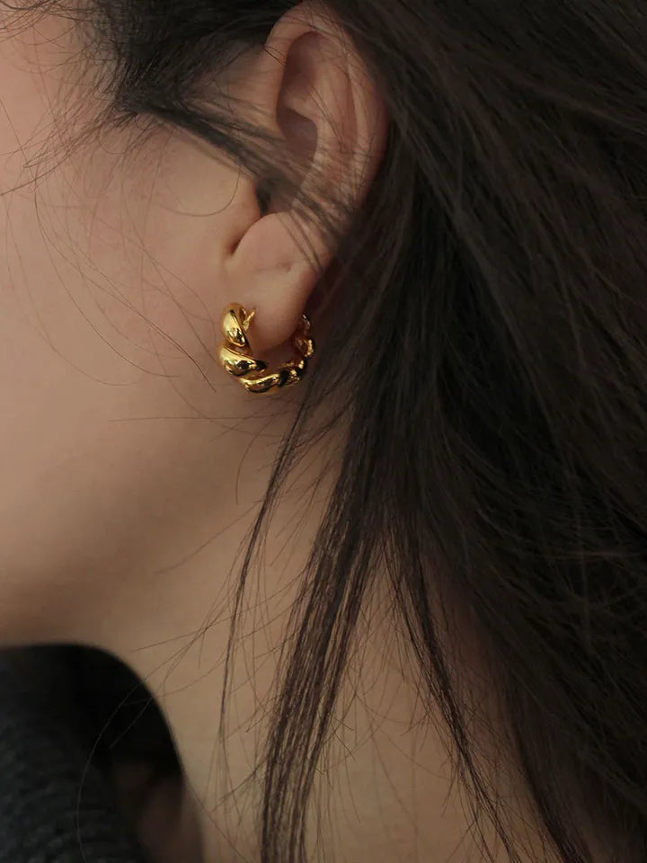 Twisted Croissant Minimal Hoops