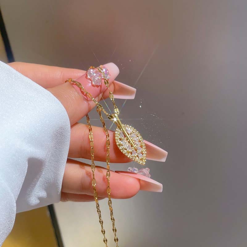 Leafy Allure Pendant Necklace