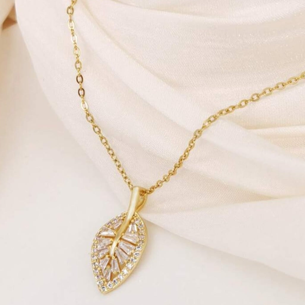 Leafy Allure Pendant Necklace