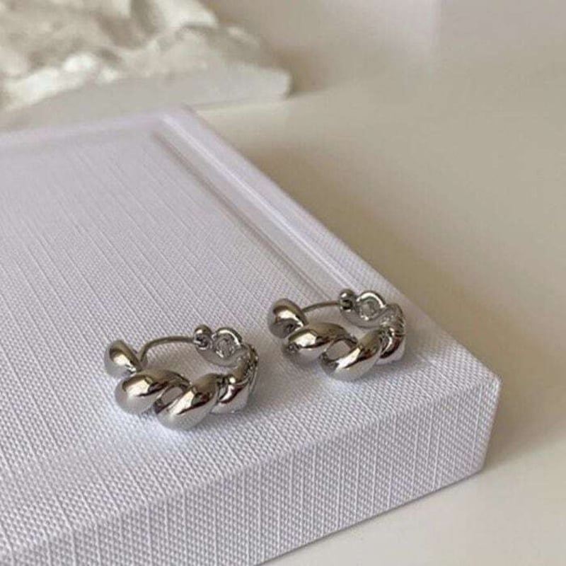 Twisted Croissant Minimal Hoops