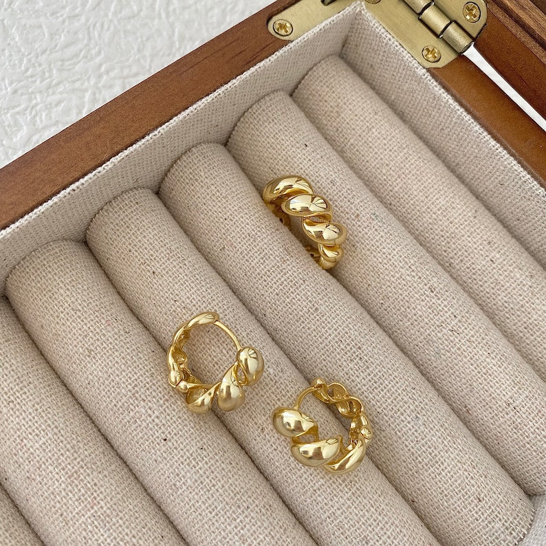 Twisted Croissant Minimal Hoops