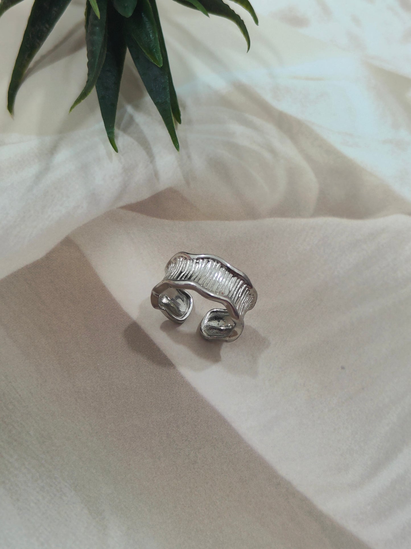 Concave Irregular Wave Ring