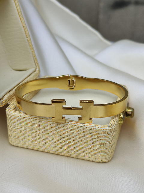 H-Chic Gold Bangle