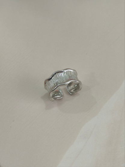 Concave Irregular Wave Ring