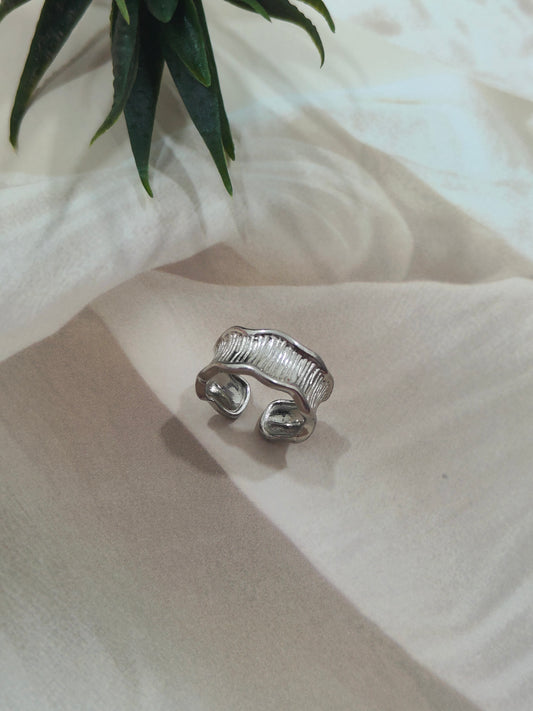 Concave Irregular Wave Ring